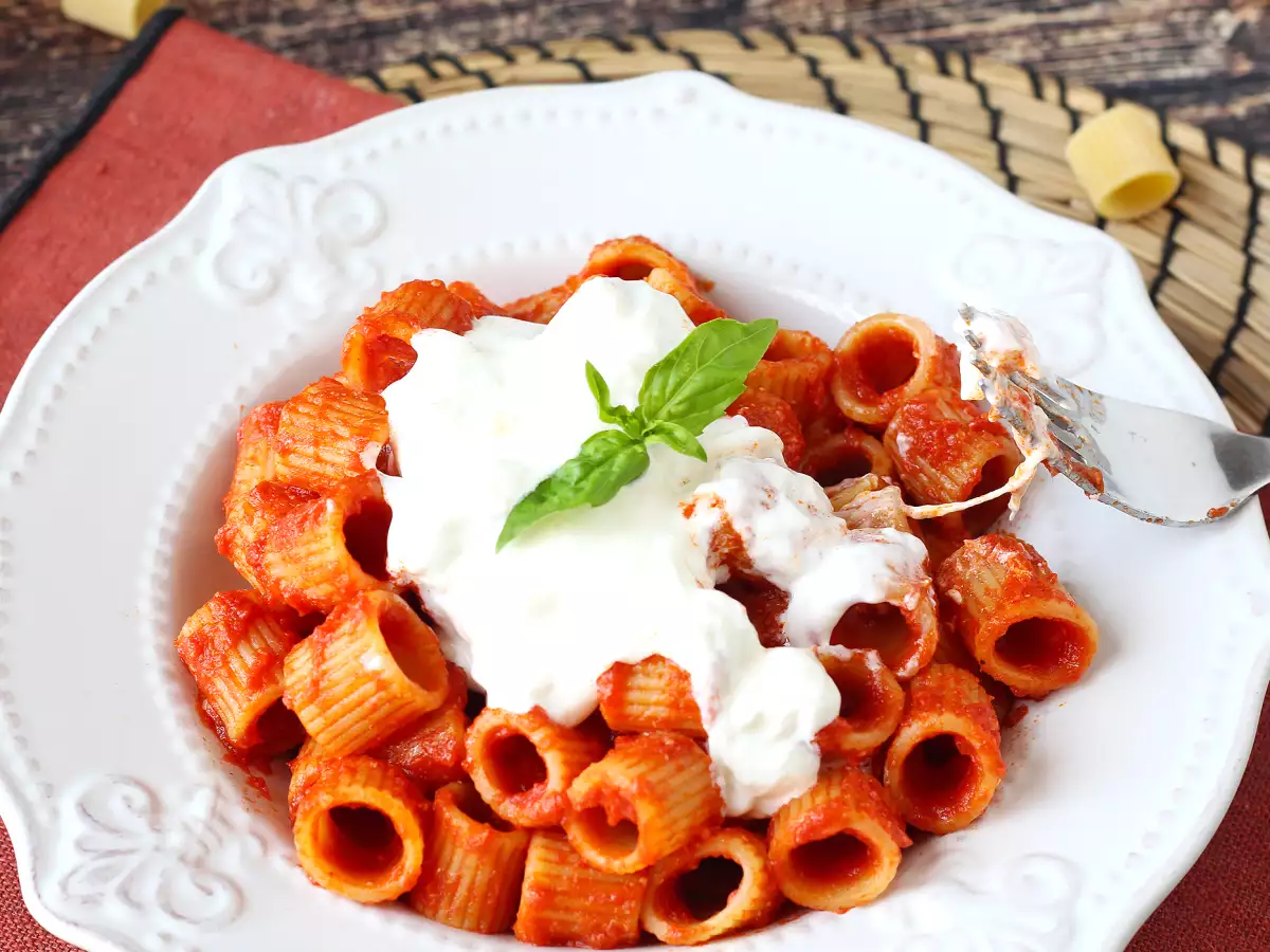 Pasta med stracciatella og cremet tomat: første ret klar på 10 minutter - foto 5