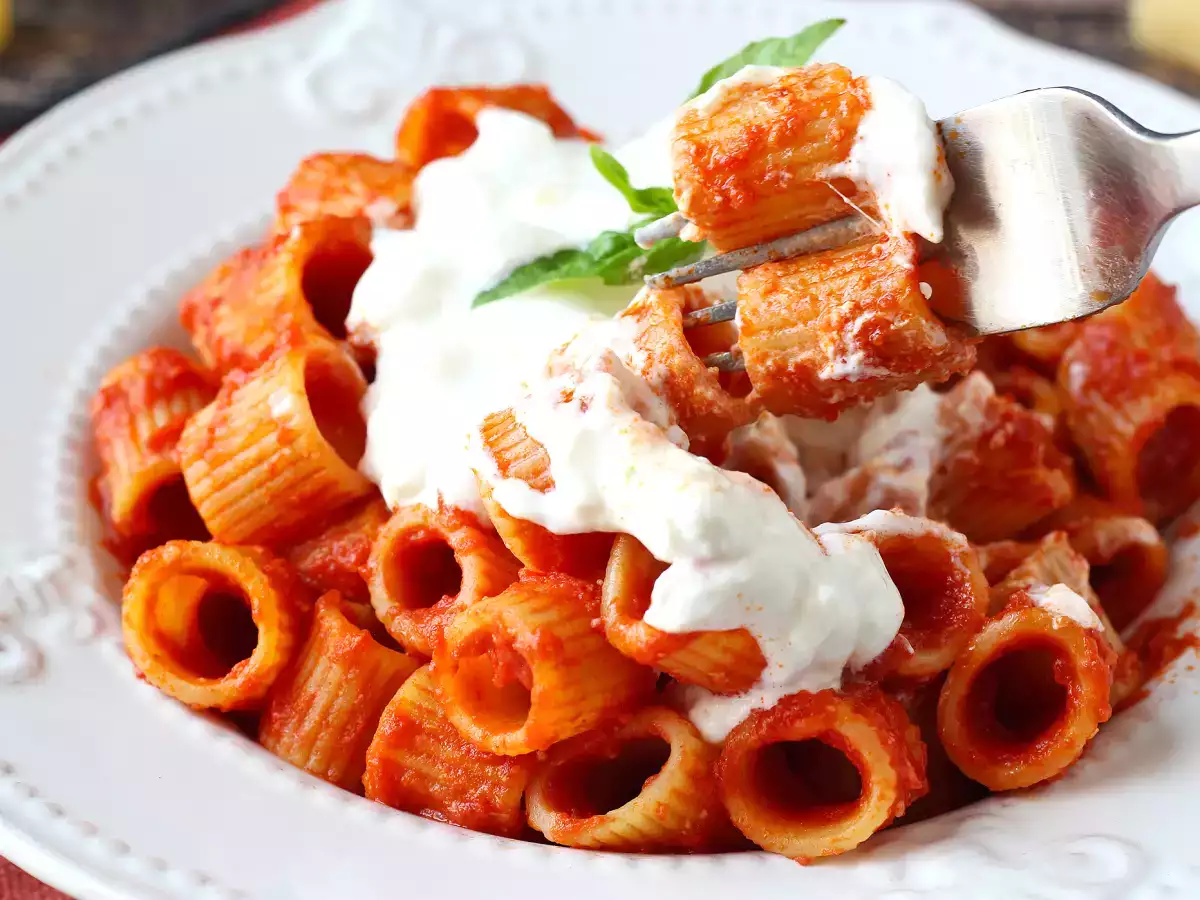 Pasta med stracciatella og cremet tomat: første ret klar på 10 minutter - foto 6