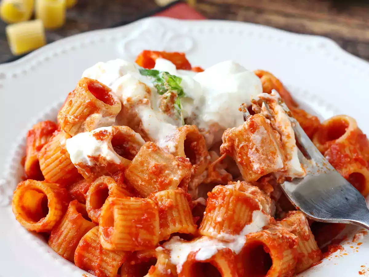 Pasta med stracciatella og cremet tomat: første ret klar på 10 minutter - foto 7
