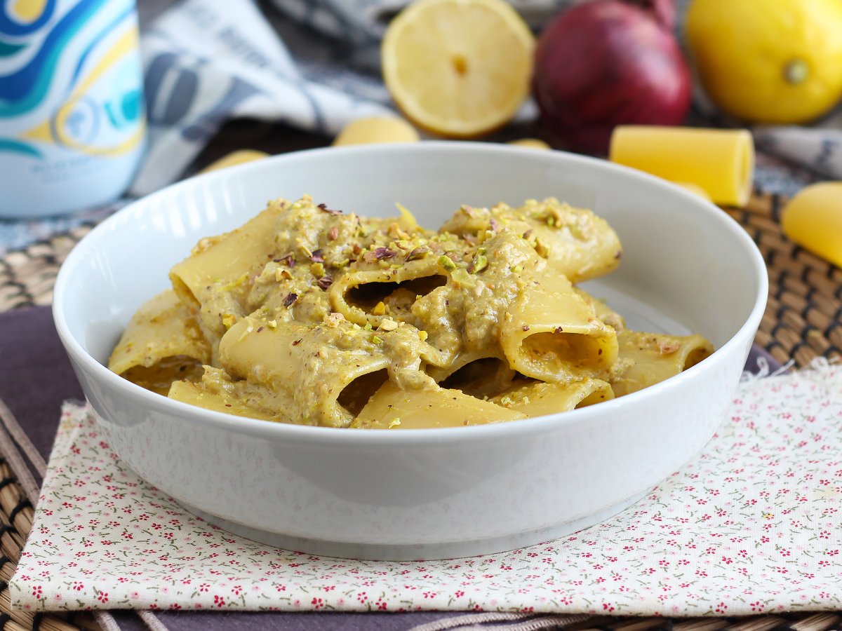 Pasta med tun, pistacienødder og citron