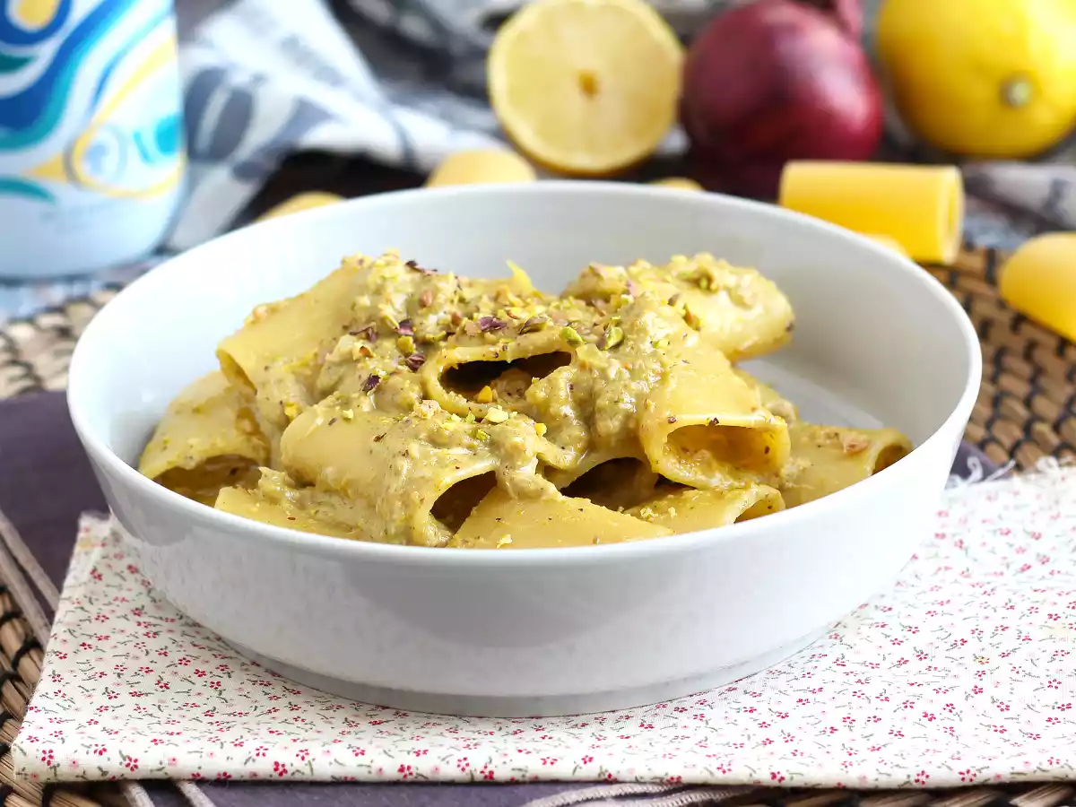 Pasta med tun, pistacienødder og citron