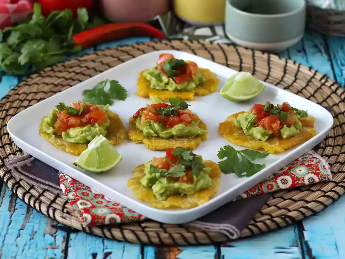 Patacones, colombiansk plantain-toast med guacamole og tomater - foto 2