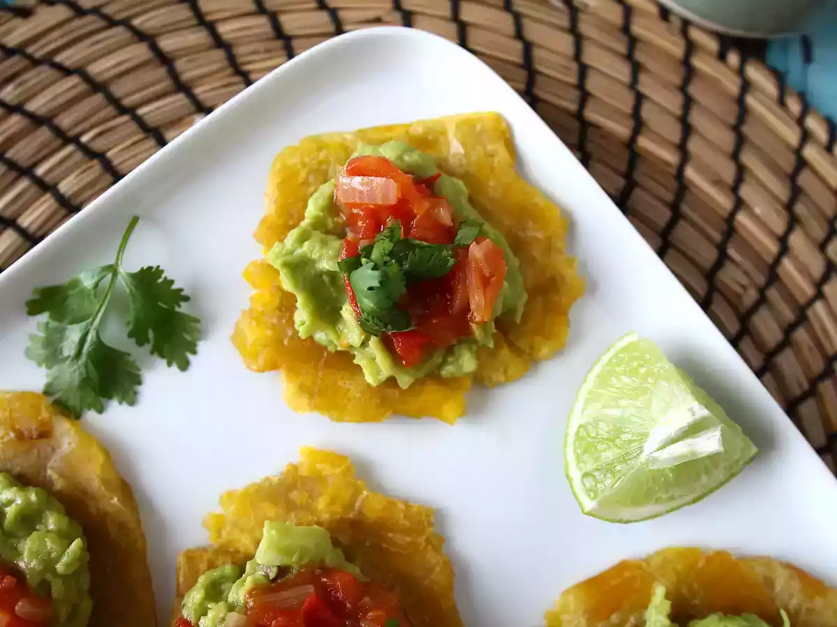 Patacones, colombiansk plantain-toast med guacamole og tomater - foto 3