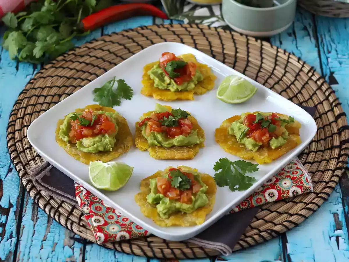 Patacones, colombiansk plantain-toast med guacamole og tomater - foto 4
