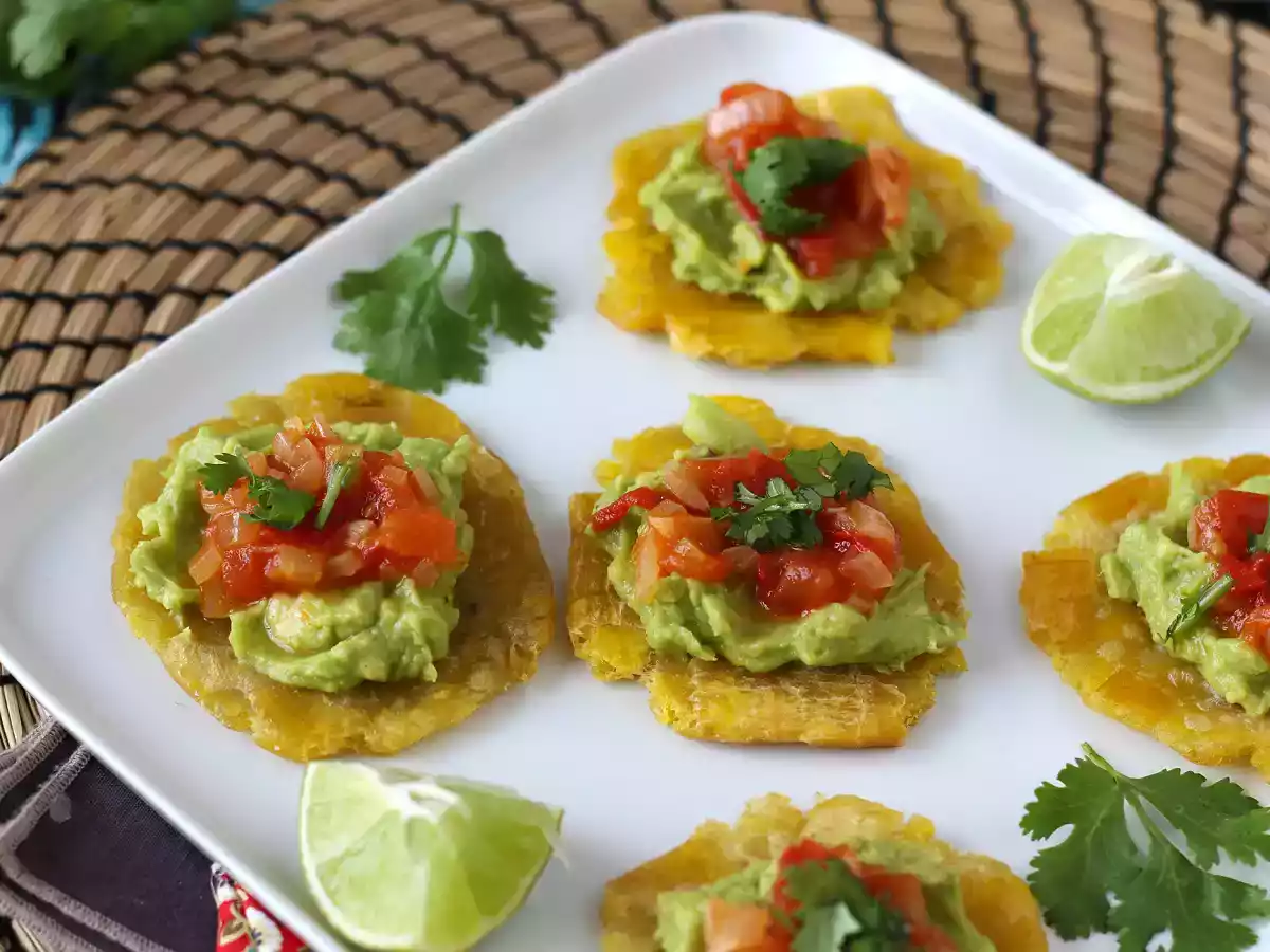 Patacones, colombiansk plantain-toast med guacamole og tomater - foto 5