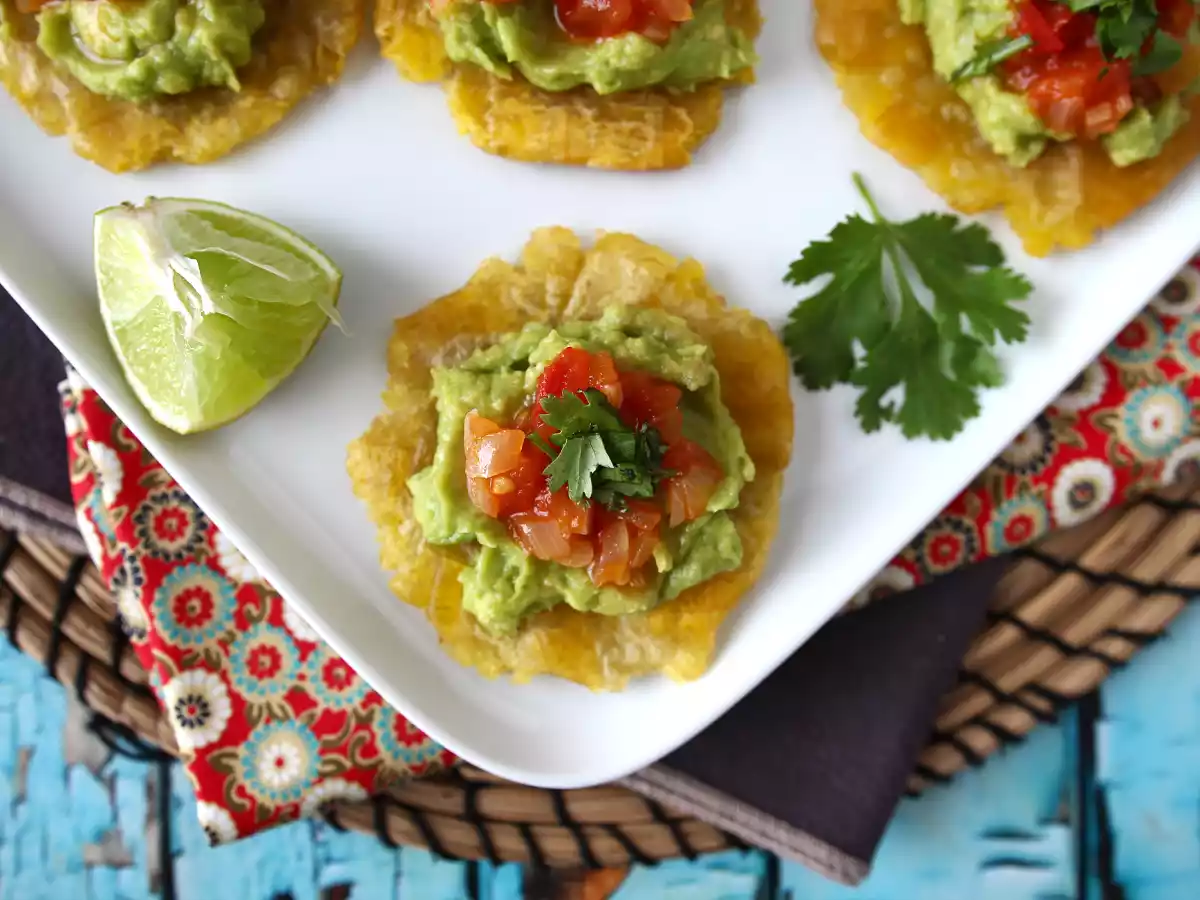 Patacones, colombiansk plantain-toast med guacamole og tomater - foto 6