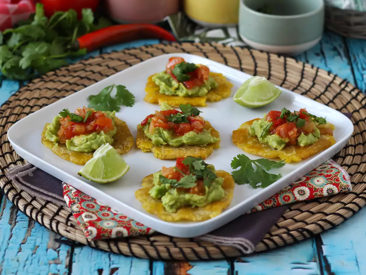Patacones – colombianske toast af kogebananer med guacamole og tomater - foto 2