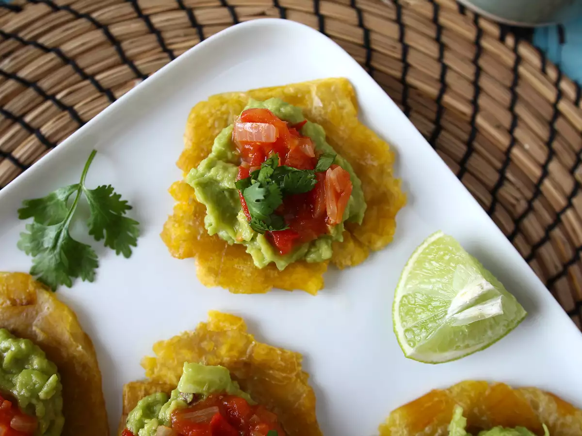Patacones – colombianske toast af kogebananer med guacamole og tomater - foto 3
