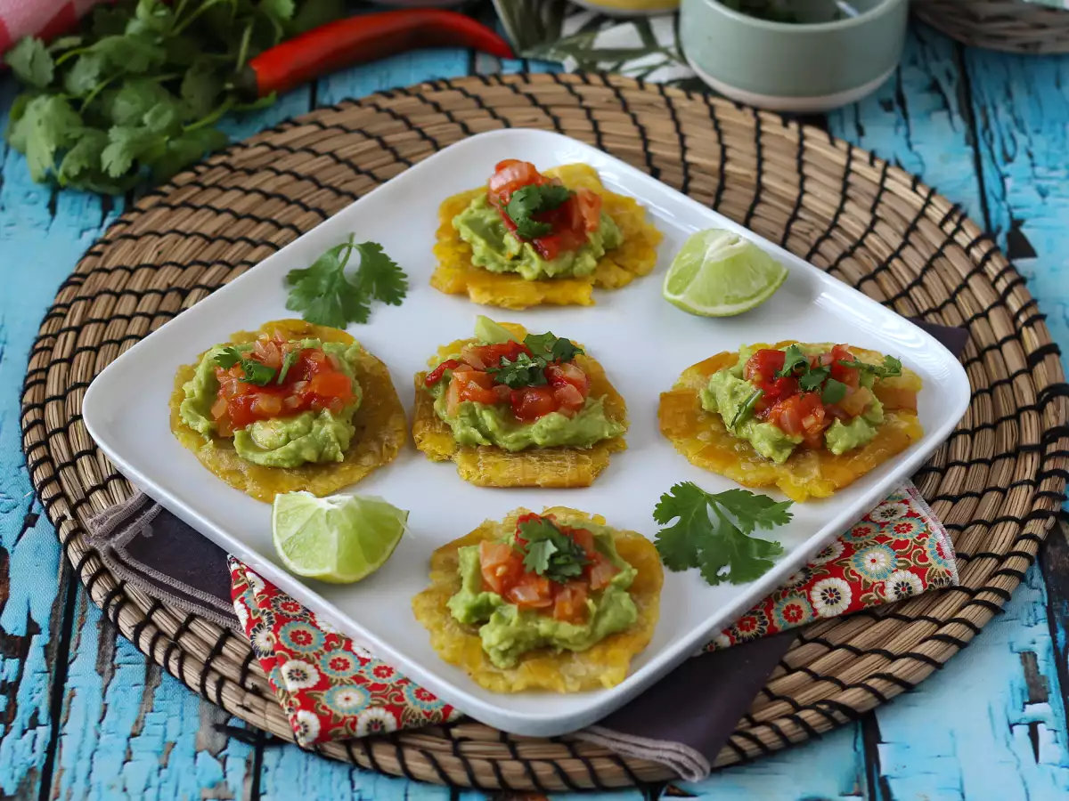 Patacones – colombianske toast af kogebananer med guacamole og tomater - foto 4