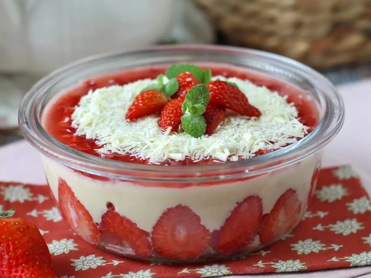 Pavê de morango, den brasilianske dessert lavet af jordbær og kondenseret mælk, der bedst spises kold - foto 3