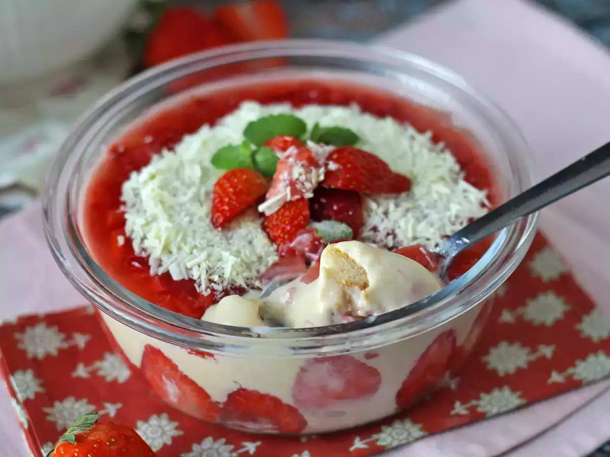 Pavê de morango, den brasilianske dessert lavet af jordbær og kondenseret mælk, der bedst spises kold - foto 5