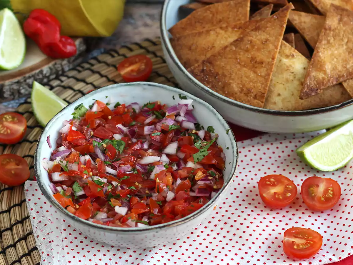 Pico de gallo og hjemmelavede tortillachips