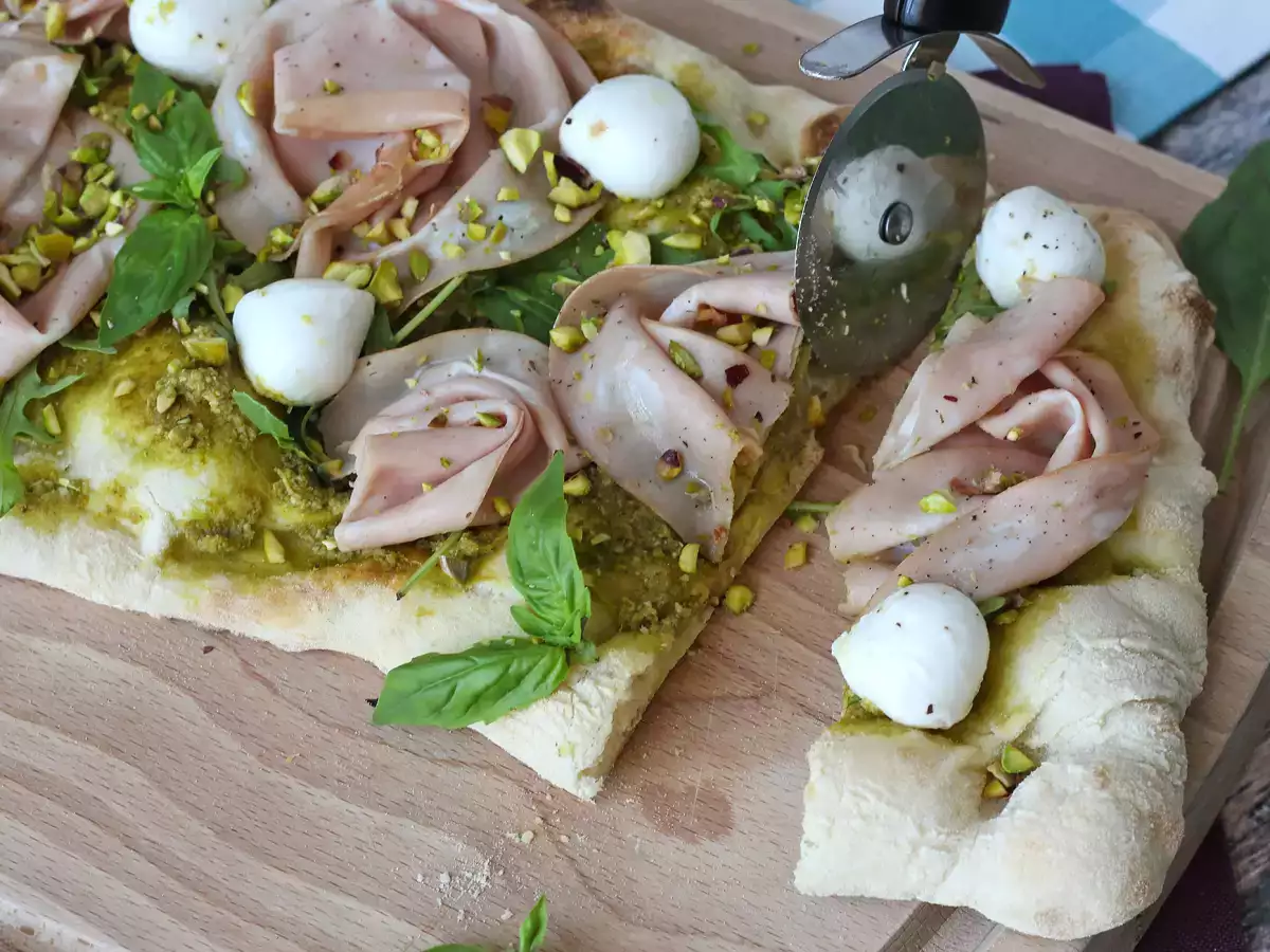 Pinsa med pesto og mortadella, klar på 10 minutter!