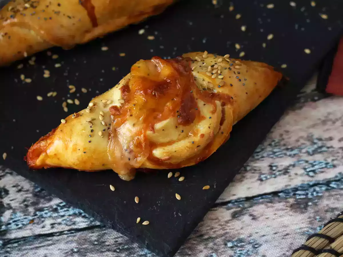Pizza-lignende bådruller fyldt med tomat, skinke og mozzarellasauce
