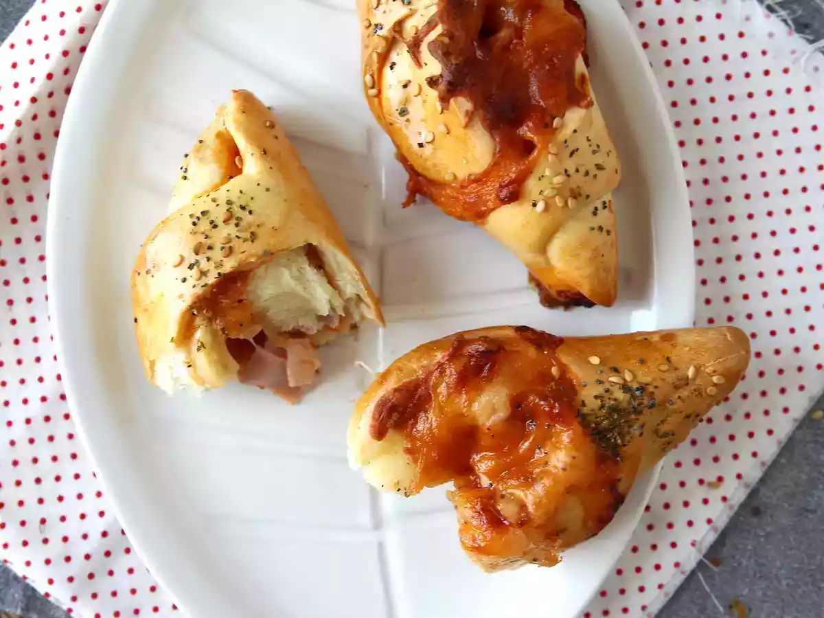Pizza-lignende bådruller fyldt med tomat, skinke og mozzarellasauce - foto 5