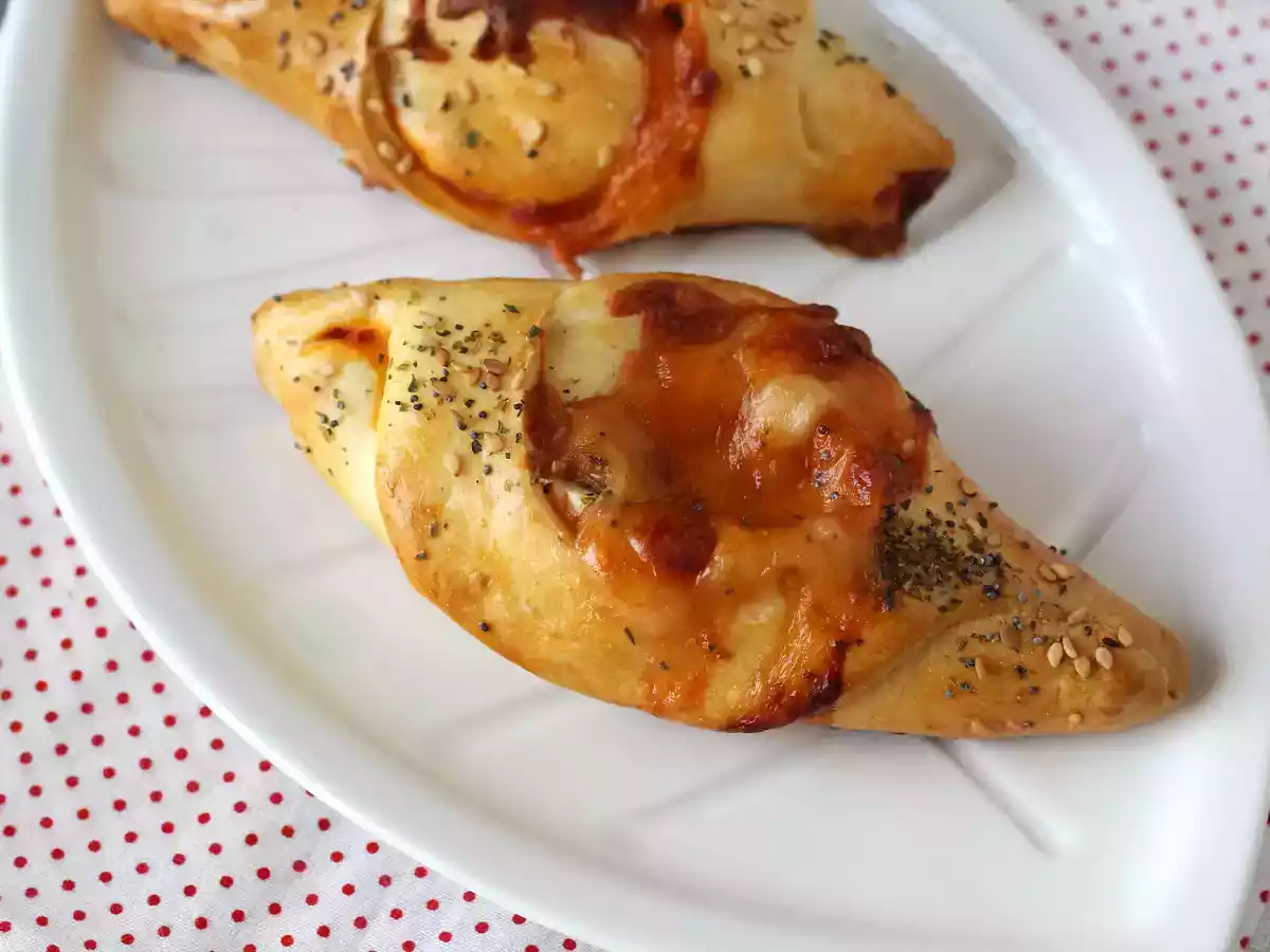 Pizza-lignende bådruller fyldt med tomat, skinke og mozzarellasauce - foto 6