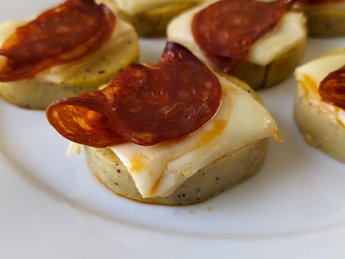 Polenta-crostini med scamorza-ost og pepperoni