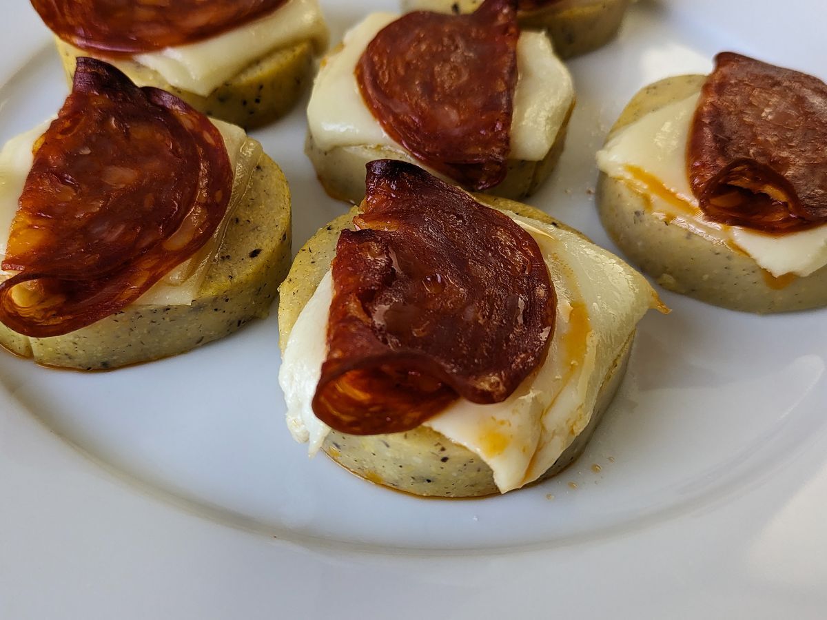 Polenta-crostini med scamorza-ost og pepperoni - foto 2