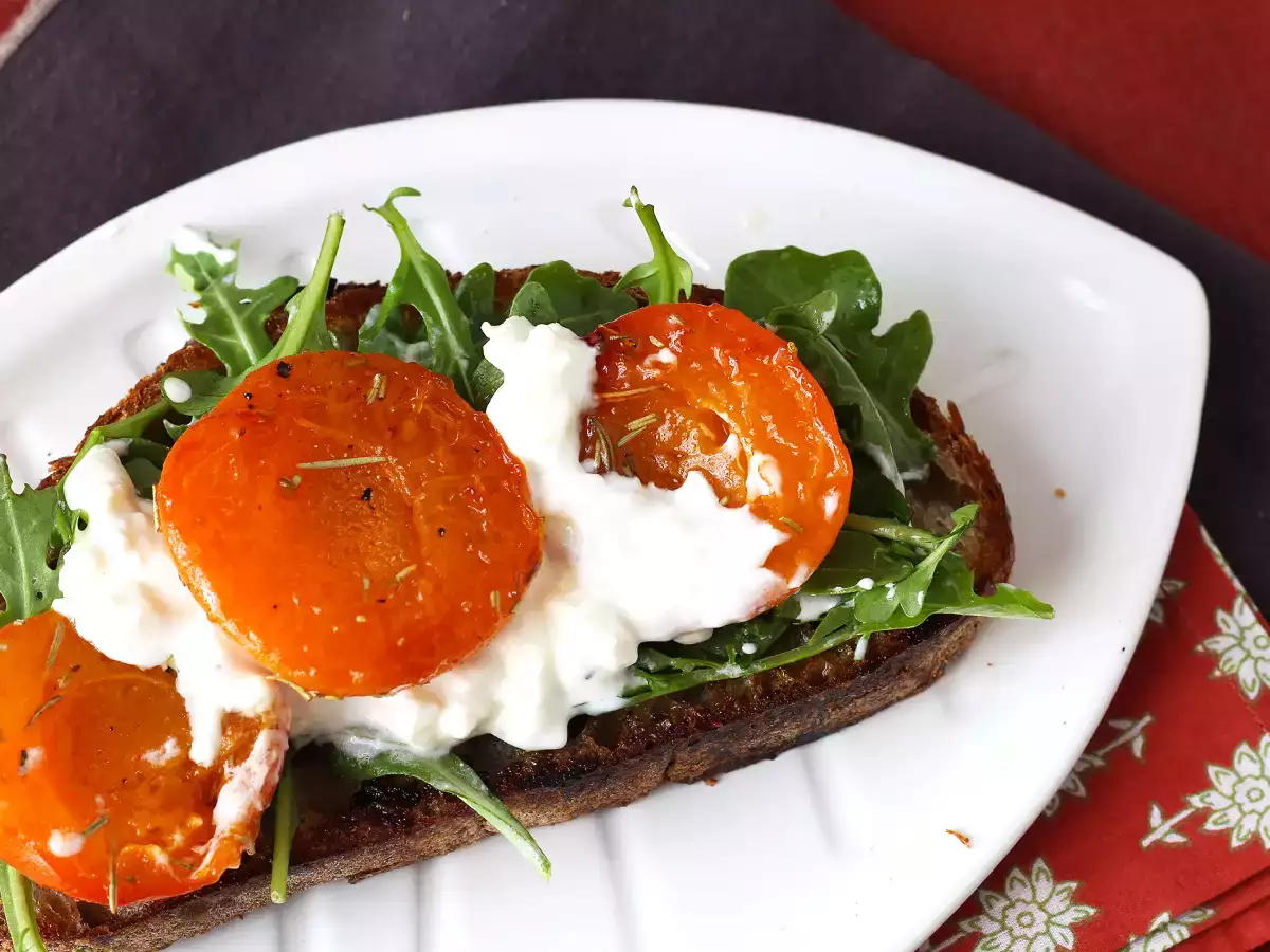 Ristede abrikoser, rucola og burrata på toast