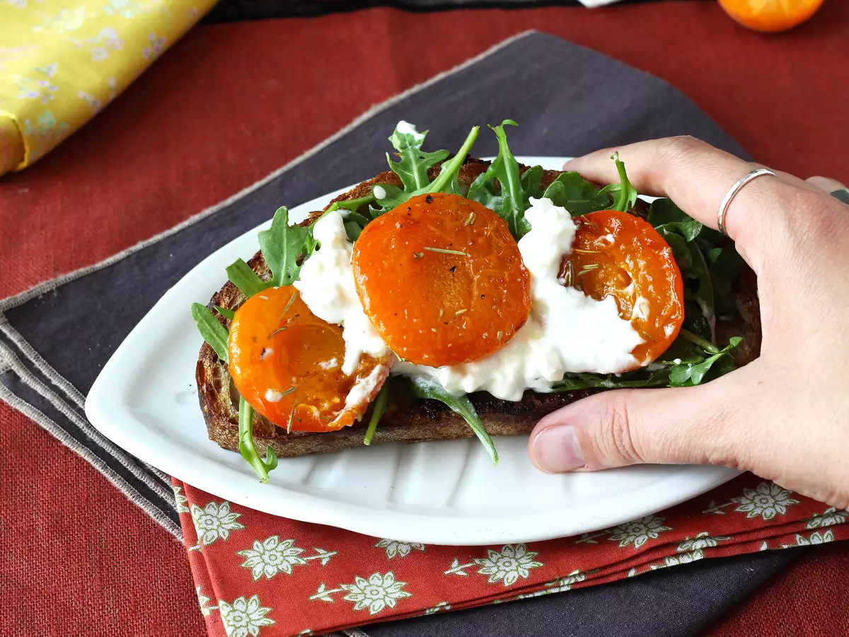 Ristede abrikoser, rucola og burrata på toast - foto 2