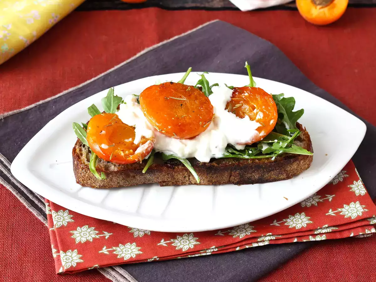 Ristede abrikoser, rucola og burrata på toast - foto 3