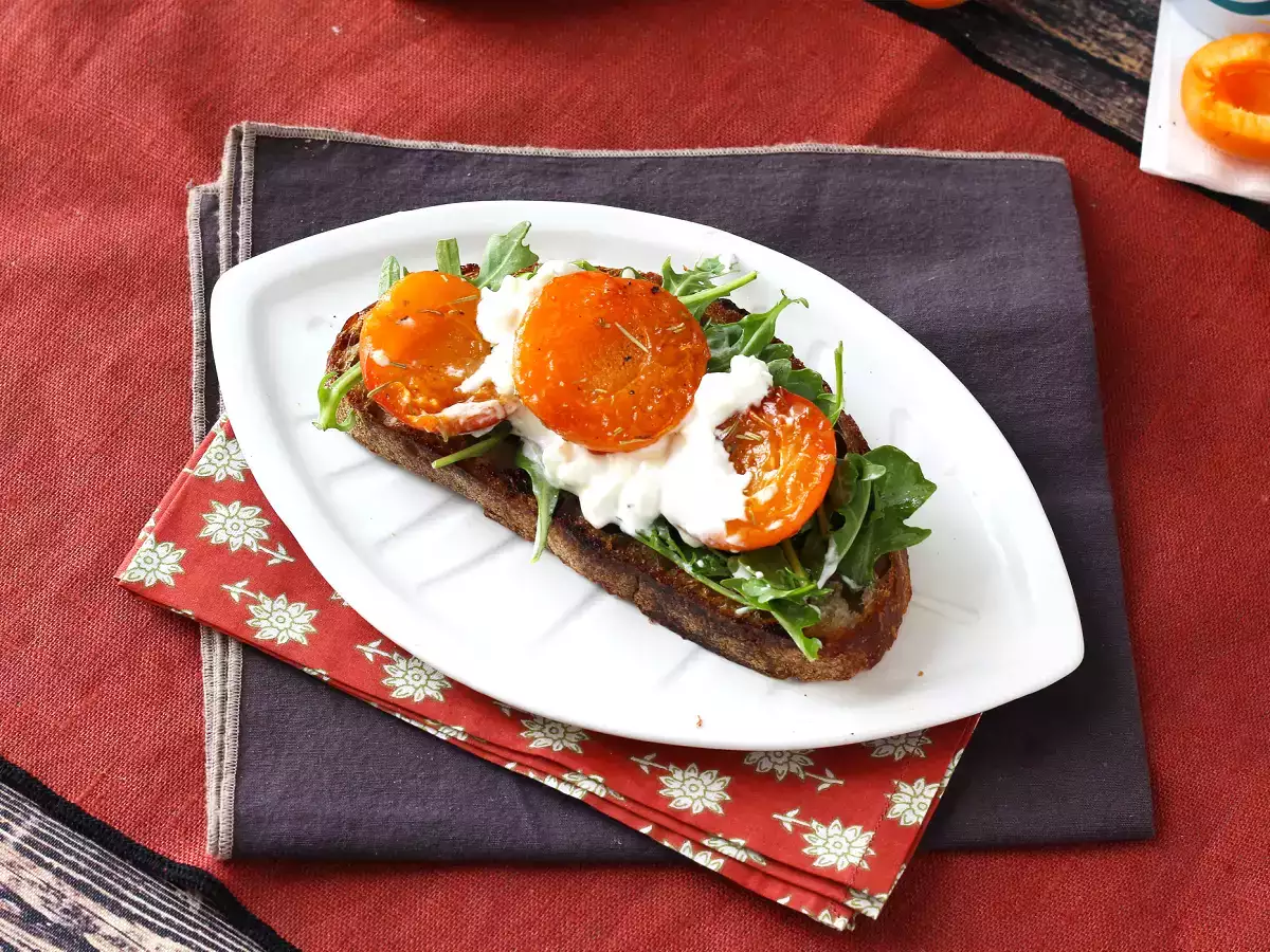 Ristede abrikoser, rucola og burrata på toast - foto 4