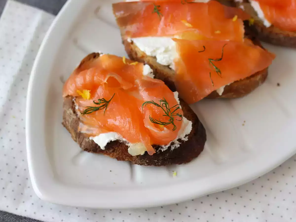 Ristet brød med frisk gedeost og røget laks - foto 3