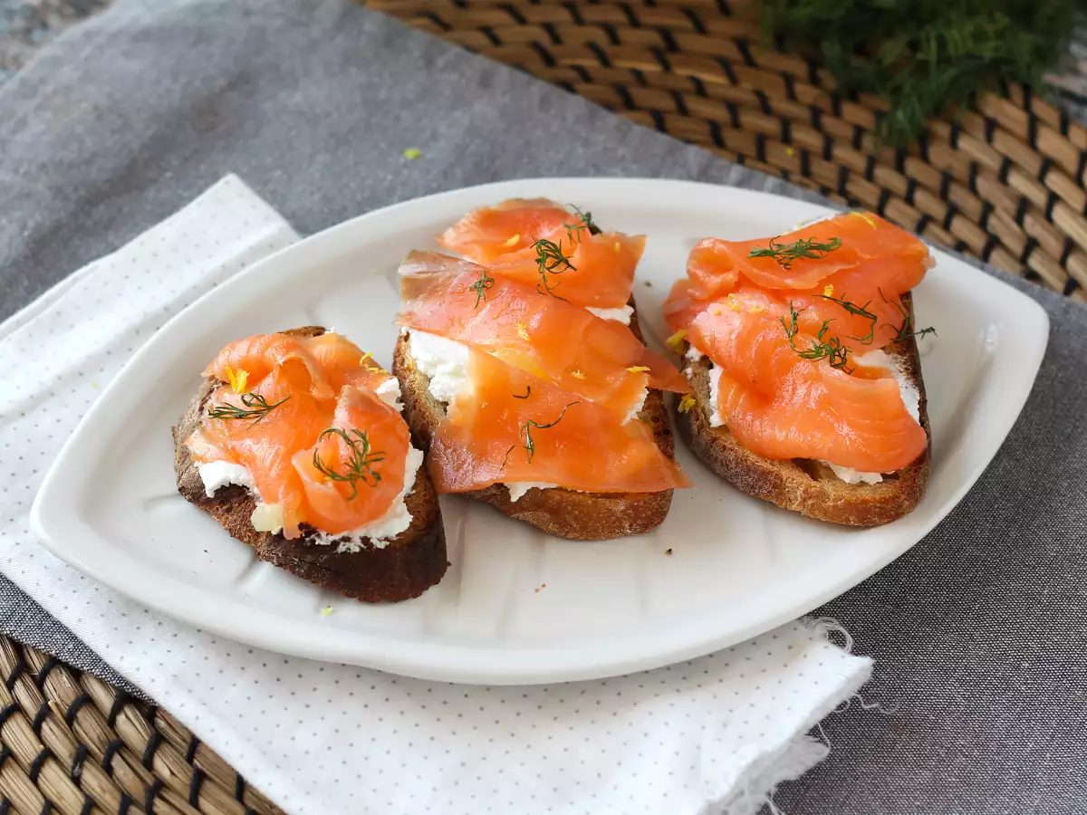 Ristet brød med frisk gedeost og røget laks - foto 4