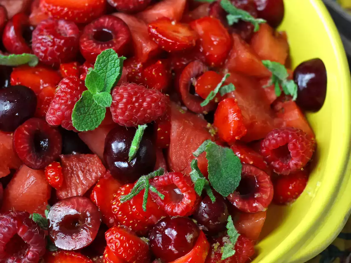Rød frugtsalat: jordbær, hindbær, kirsebær og vandmelon, perfekt til sommeren!