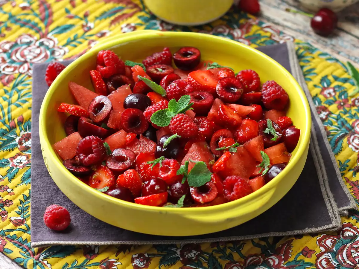 Rød frugtsalat: jordbær, hindbær, kirsebær og vandmelon, perfekt til sommeren! - foto 2