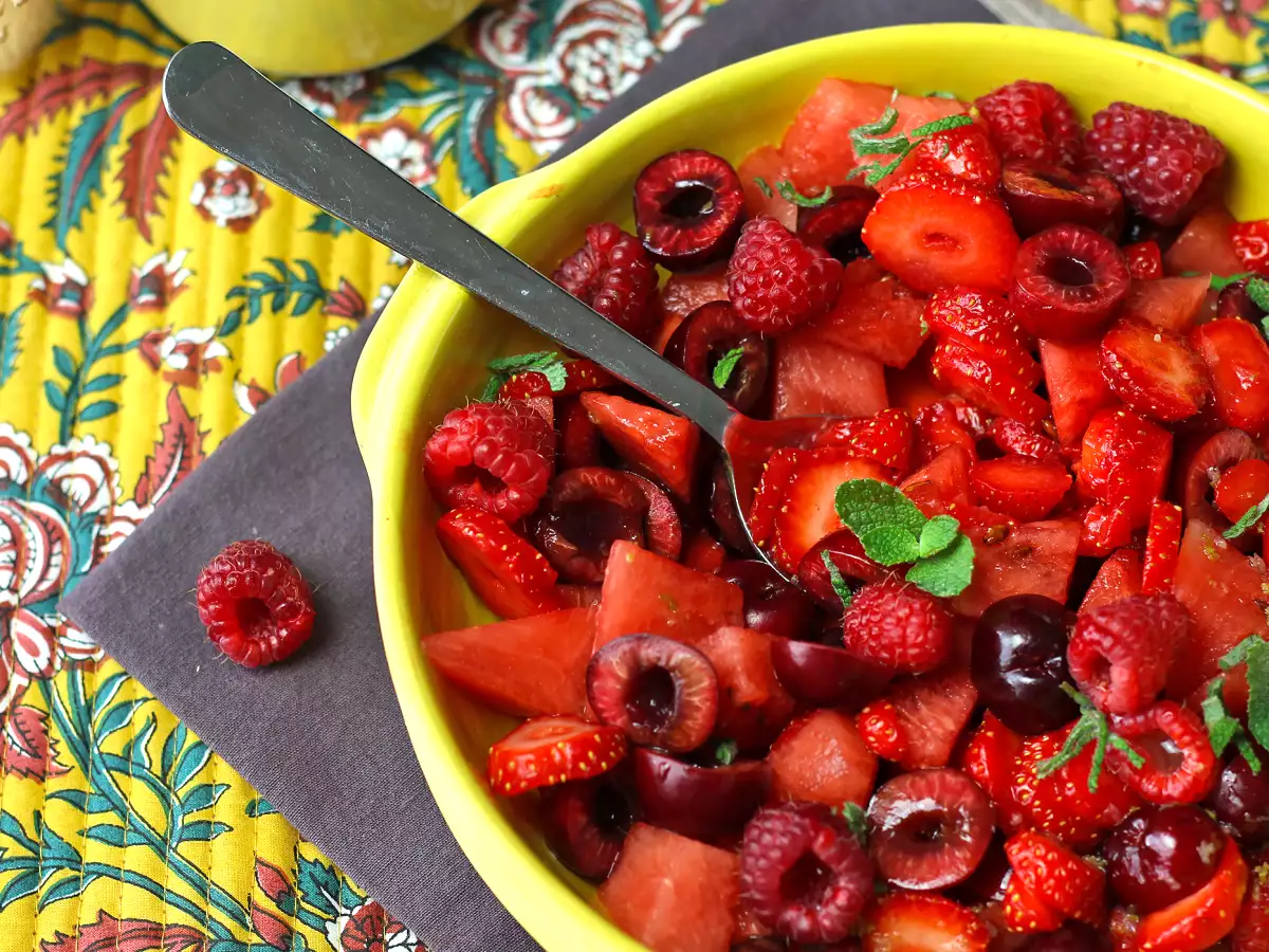 Rød frugtsalat: jordbær, hindbær, kirsebær og vandmelon, perfekt til sommeren! - foto 3