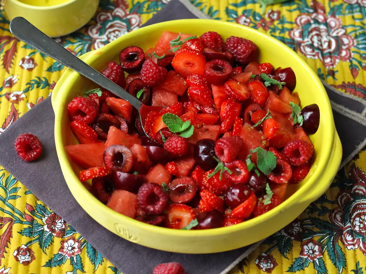 Rød frugtsalat med jordbær, hindbær, kirsebær og vandmelon – perfekt til sommeren! - foto 6