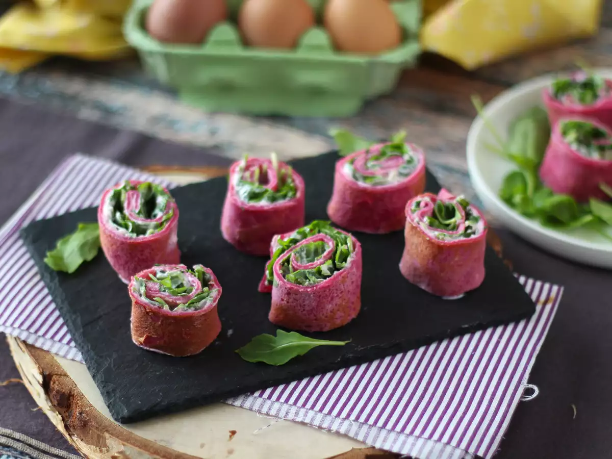Rødbedecreperuller med ricotta og rucola