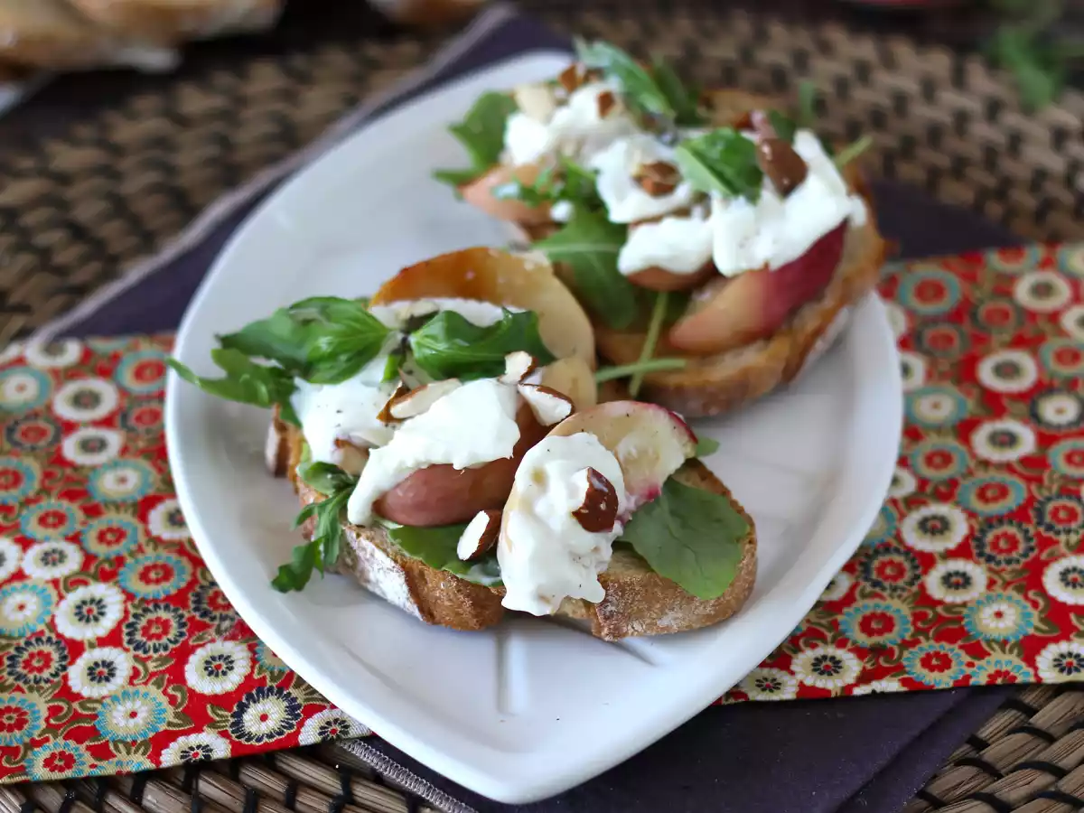 Rucolabrød med ristede ferskner og burrata: en sød og salt kombination, der er superlækker! - foto 2