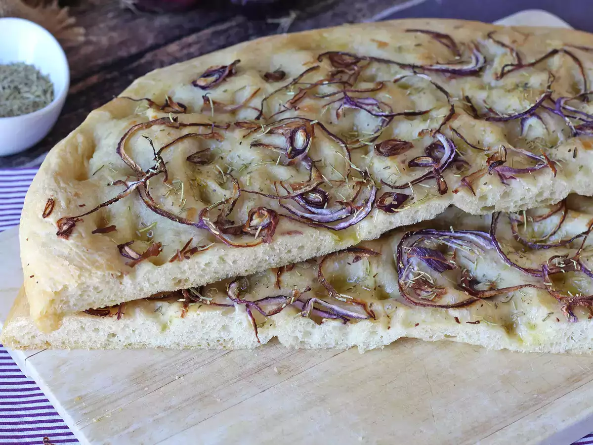 Rustik focaccia med løg og rosmarin - foto 4