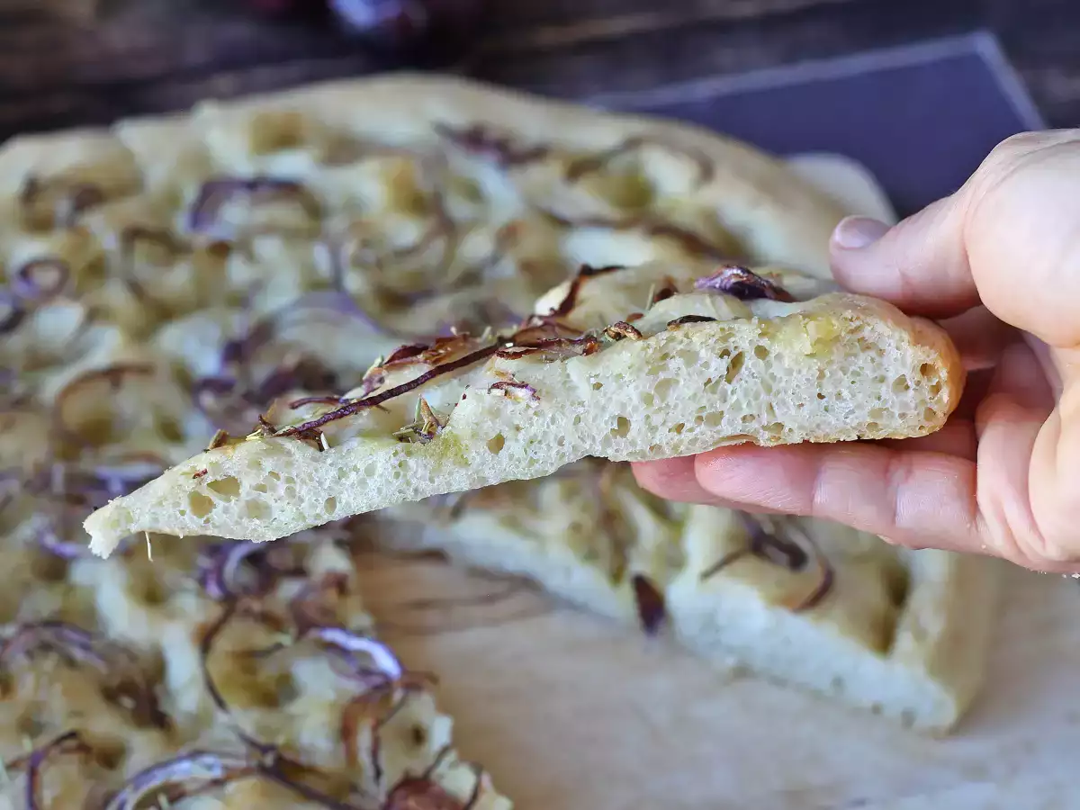 Rustik focaccia med løg og rosmarin - foto 5