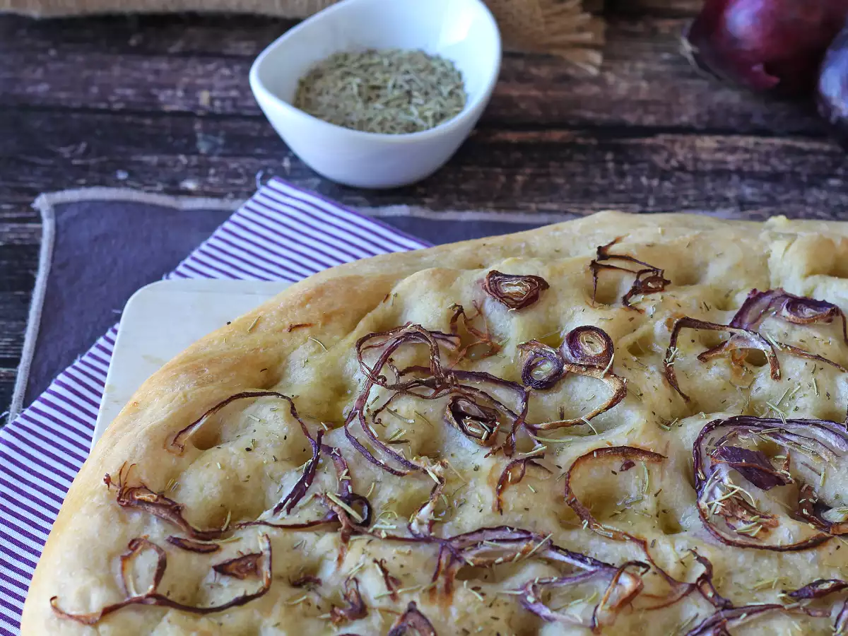 Rustik focaccia med løg og rosmarin - foto 6