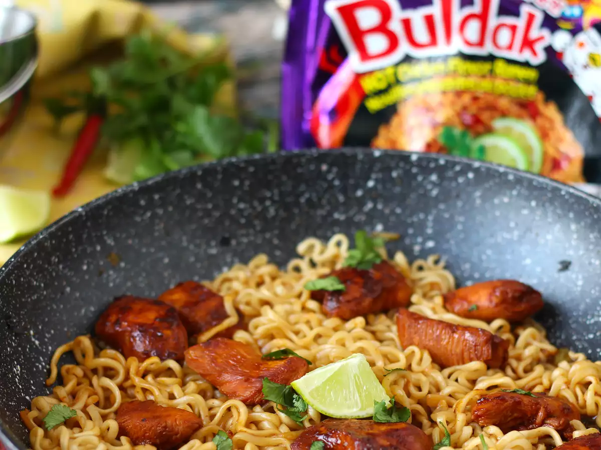 Sådan laver du Buldak Habanero Lime-nudler med marineret kylling - foto 4