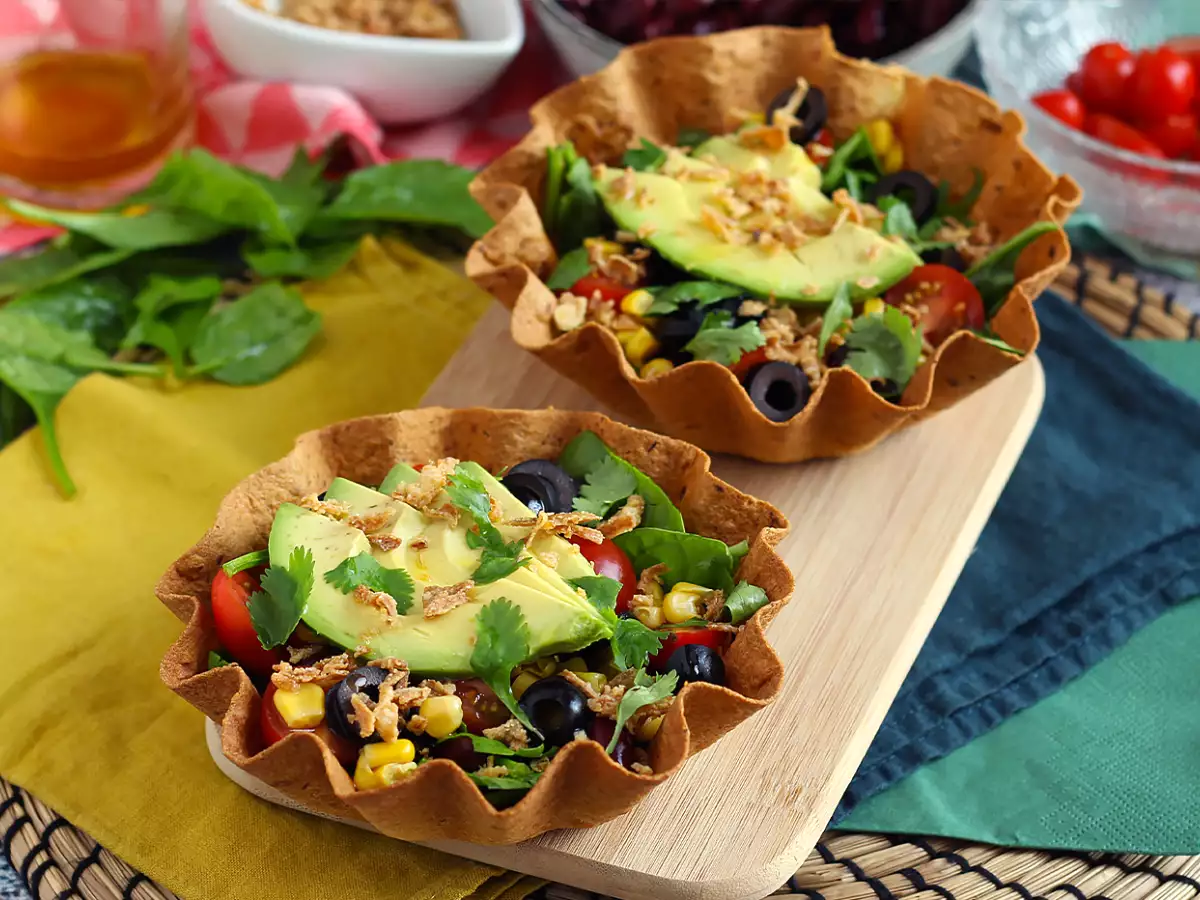 Sådan laver du tortillaskåle – nem salat uden opvask!