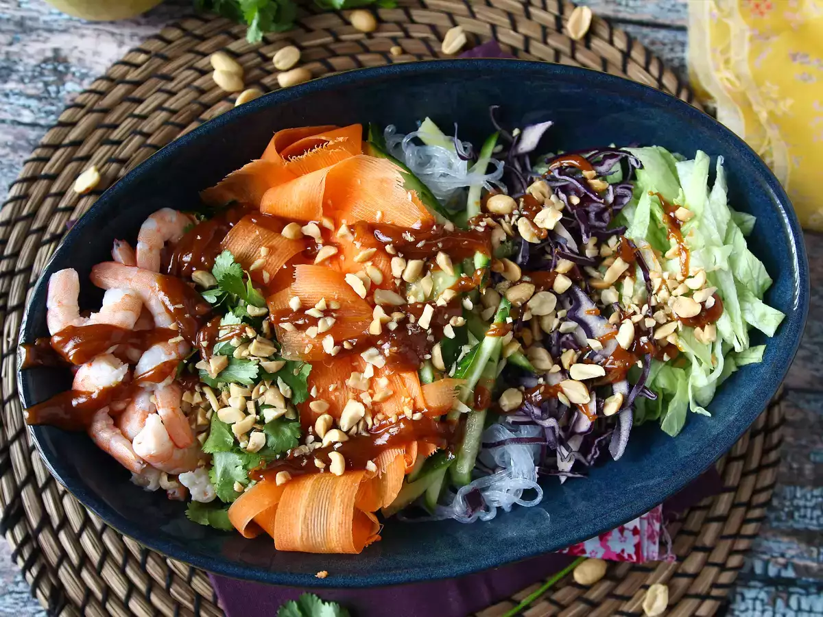 Salat inspireret af forårsruller med krydret jordnøddesauce - foto 3