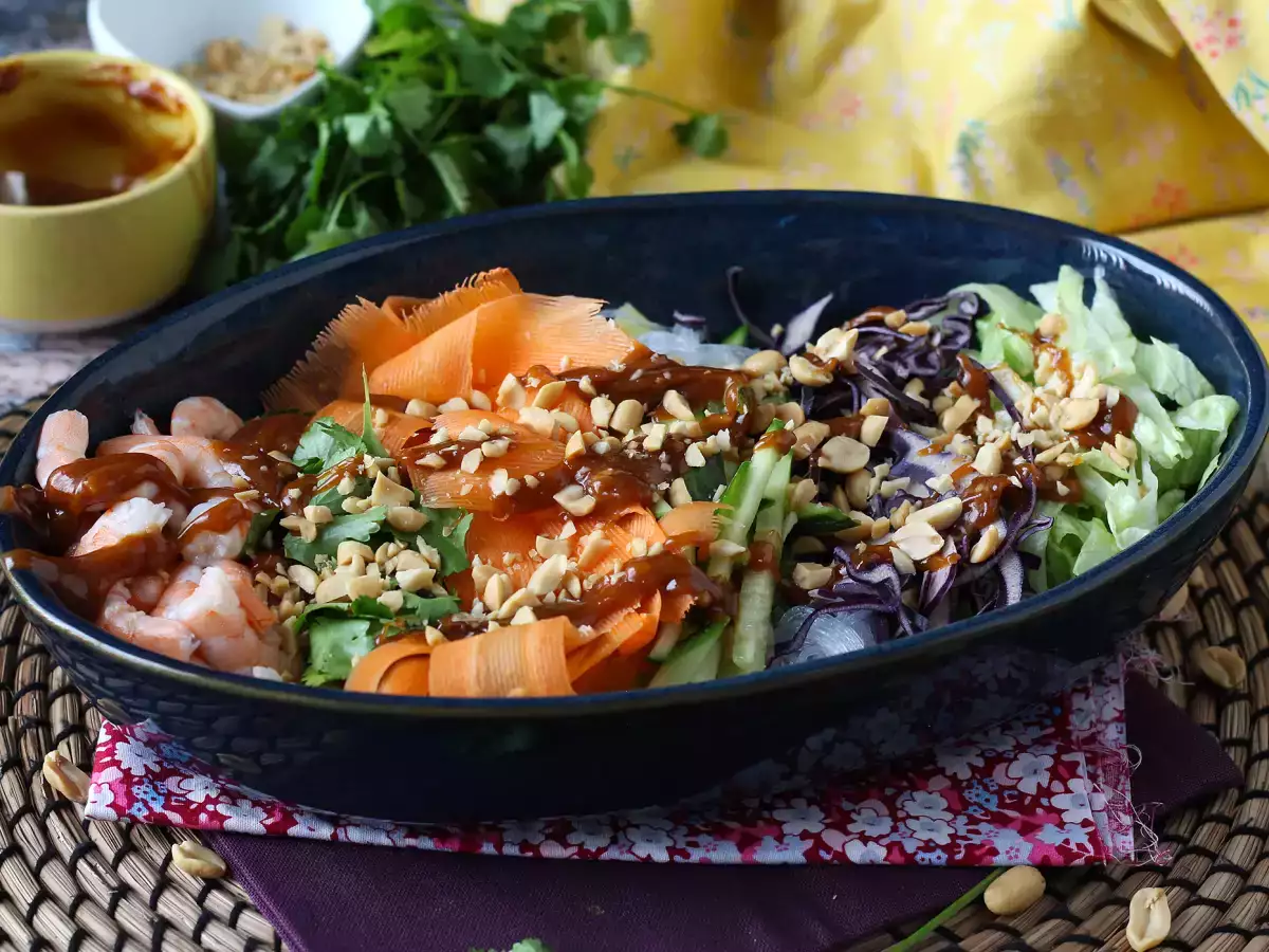 Salat inspireret af forårsruller med krydret jordnøddesauce - foto 6