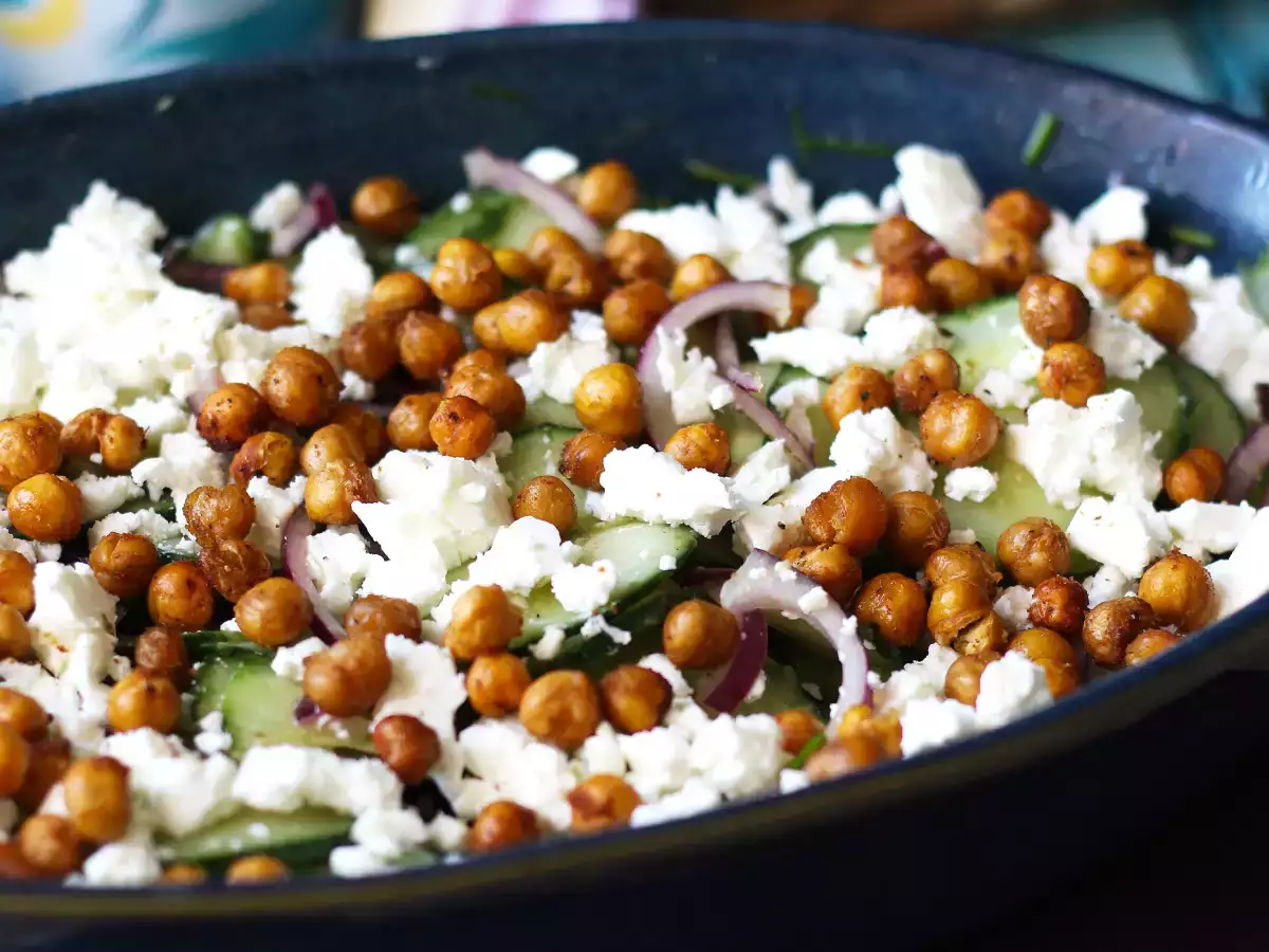 Salat med agurk, ristede kikærter, avocado og feta