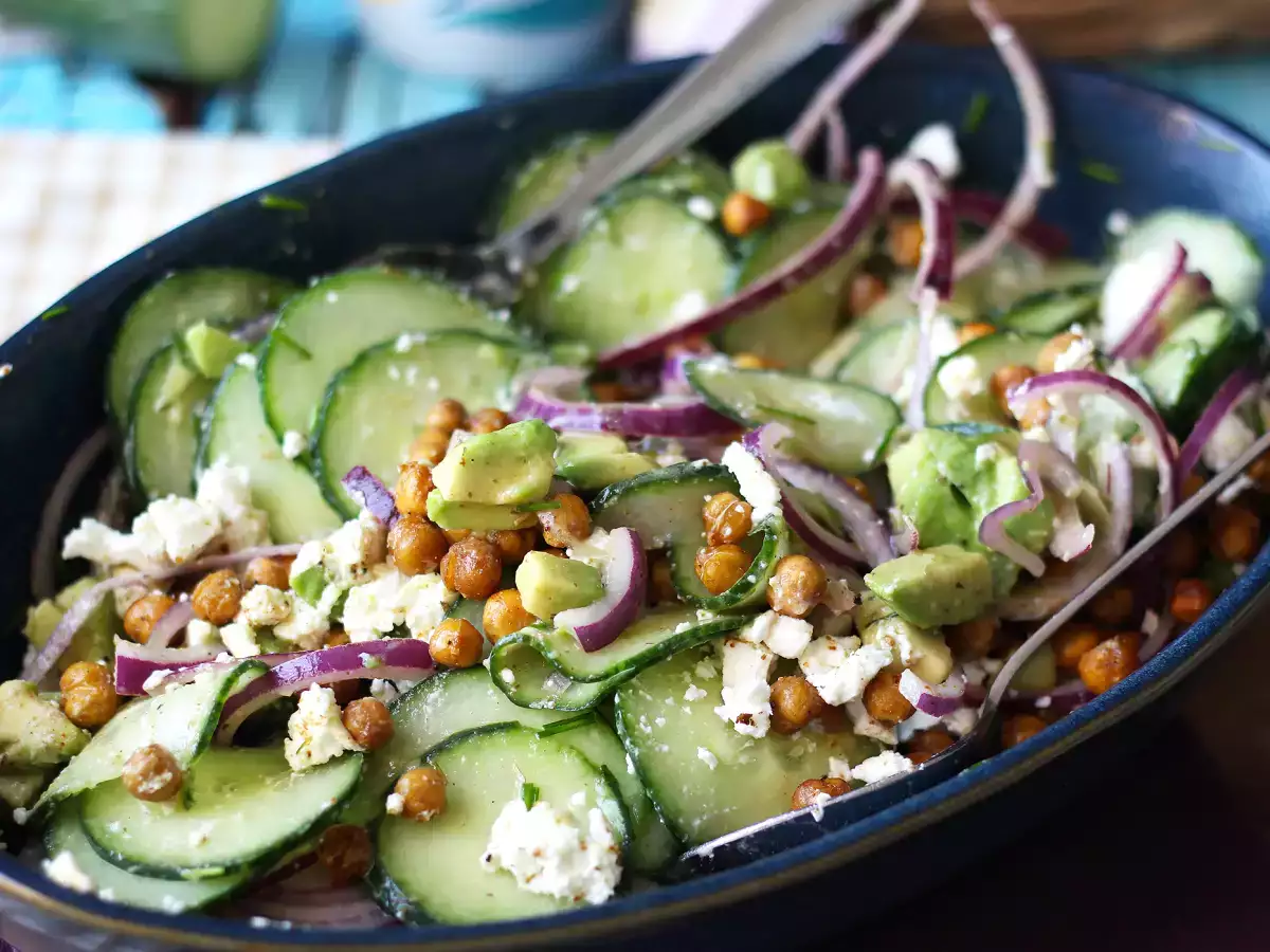 Salat med agurk, ristede kikærter, avocado og feta - foto 2