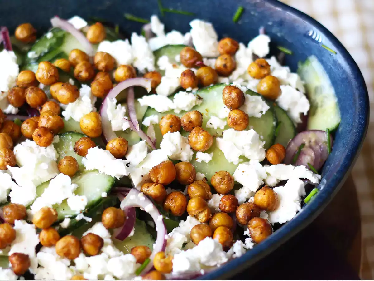 Salat med agurk, ristede kikærter, avocado og feta - foto 3