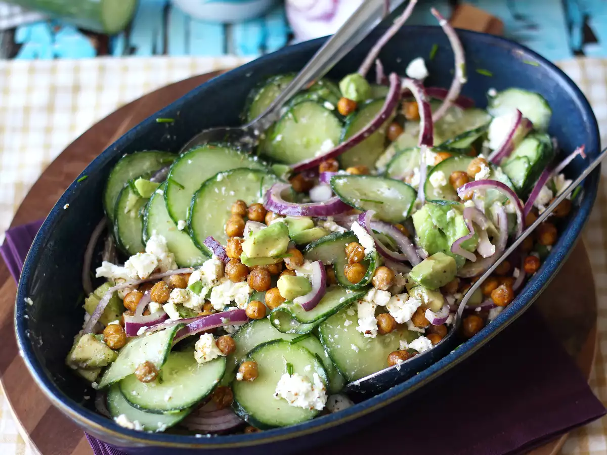 Salat med agurk, ristede kikærter, avocado og feta - foto 4