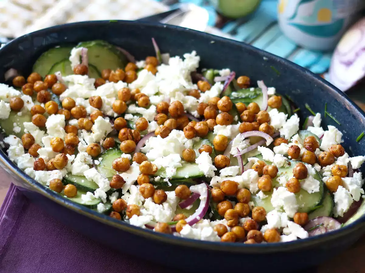 Salat med agurk, ristede kikærter, avocado og feta - foto 5