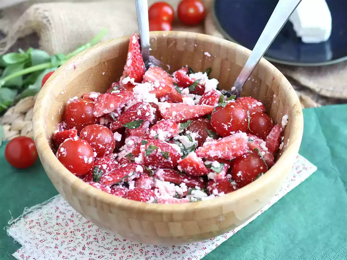 Salat med jordbær, tomat, feta og basilikum