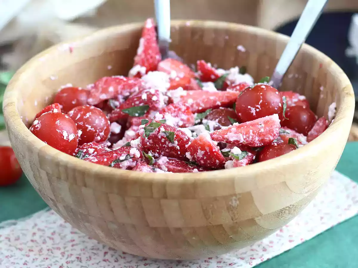 Salat med jordbær, tomat, feta og basilikum - foto 2