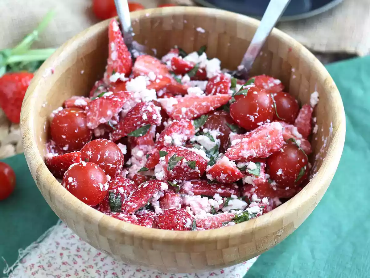 Salat med jordbær, tomat, feta og basilikum - foto 4