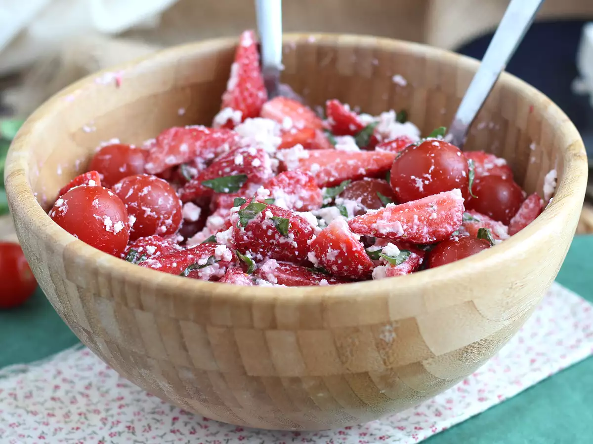 Salat med jordbær, tomater, feta og basilikum - foto 2